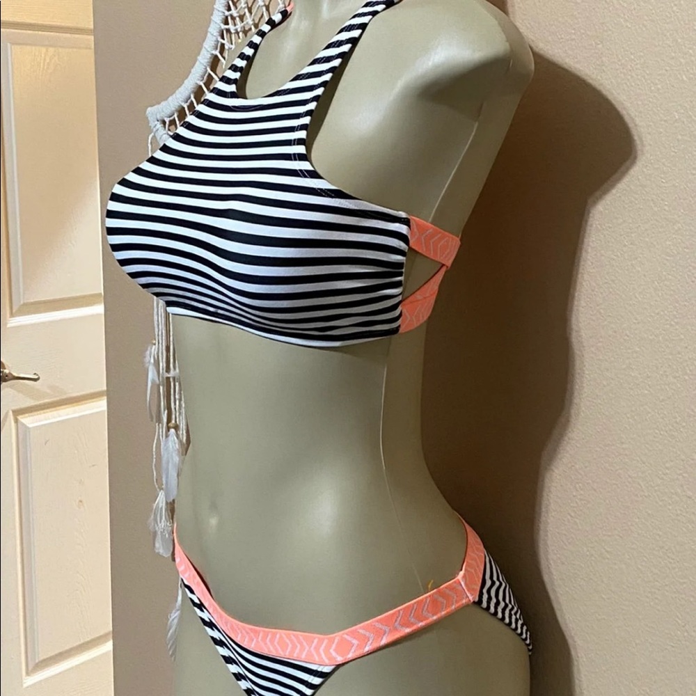 Bikini - Picture 4 of 6